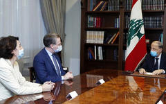 El presidente Michel Aoun con el enviado francés Patrick Durel. Foto: NNA