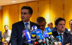 El ministro libanés de Obras Públicas y Transportes, Ali Hamiyeh, habla durante una conferencia de prensa en el aeropuerto internacional de Beirut el 24 de junio de 2024. Foto: AFP.
