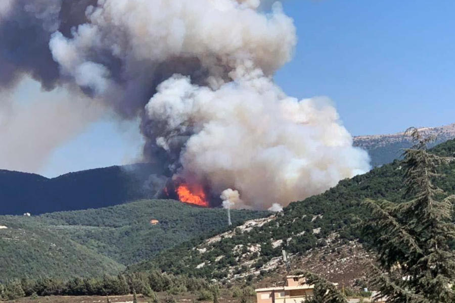 Humo se eleva sobre Qobayat, Líbano. Foto: Twitter.