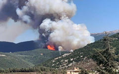 Humo se eleva sobre Qobayat, Líbano. Foto: Twitter.