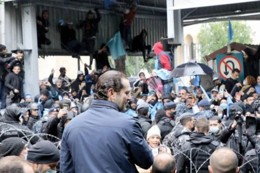 El líder del Movimiento Futuro, Saad Hariri, dirigiéndose a sus partidarios frente a la Casa del Centro, en Beirut. Foto: Dalati y Nohra.