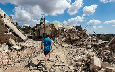 Un niño camina junto a los escombros de edificios en Zawtar al-Gharbiyeh, en el sur del Líbano | Julio 26, 2026 (Foto: Aziz Taher / Reuters)