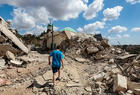 Un niño camina junto a los escombros de edificios en Zawtar al-Gharbiyeh, en el sur del Líbano | Julio 26, 2026 (Foto: Aziz Taher / Reuters)