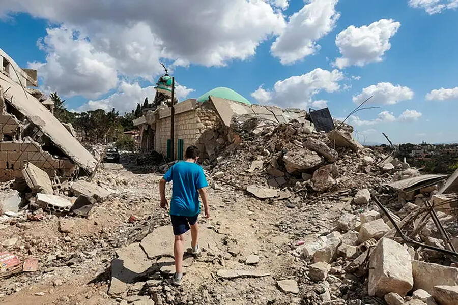 Un niño camina junto a los escombros de edificios en Zawtar al-Gharbiyeh, en el sur del Líbano | Julio 26, 2026 (Foto: Aziz Taher / Reuters)