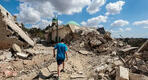 Un niño camina junto a los escombros de edificios en Zawtar al-Gharbiyeh, en el sur del Líbano | Julio 26, 2026 (Foto: Aziz Taher / Reuters)