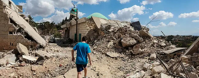 Un niño camina junto a los escombros de edificios en Zawtar al-Gharbiyeh, en el sur del Líbano | Julio 26, 2026 (Foto: Aziz Taher / Reuters)