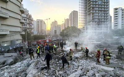 Bomberos en el lugar de un ataque aéreo israelí en el barrio de Bashoura de Beirut | Marzo 18, 2026 (Foto: Ibrahim Amro/AFP).