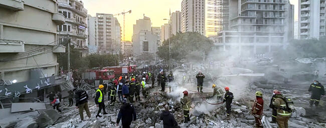 Bomberos en el lugar de un ataque aéreo israelí en el barrio de Bashoura de Beirut | Marzo 18, 2026 (Foto: Ibrahim Amro/AFP).