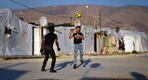 Niños juegan al fútbol en un campo de refugiados en la ciudad de Bar Elias, en el valle de Bekaa, Líbano, el 7 de julio de 2022. Foto: AP.