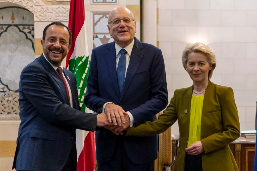 El primer ministro libanés, Najib Mikati (C), con la presidenta de la Comisión Europea, Ursula von der Leyen, y el presidente de Chipre, Nikos Christodoulides. Foto: AFP.