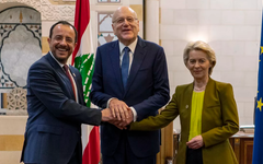 El primer ministro libanés, Najib Mikati (C), con la presidenta de la Comisión Europea, Ursula von der Leyen, y el presidente de Chipre, Nikos Christodoulides. Foto: AFP.