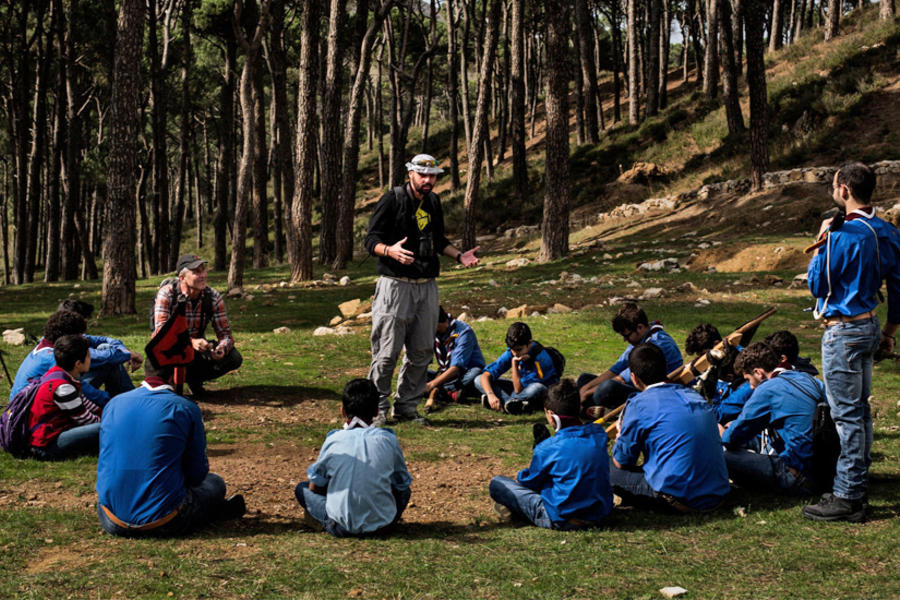 Louis Junior Saad, centro, y Martin Kaech, agachados a la izquierda, voluntarios de la Sociedad para la Protección de la Naturaleza en el Líbano, hablan con boy scouts sobre la migración de aves y la caza ilegal. (FOTO: Diego Ibarra Sanchez)