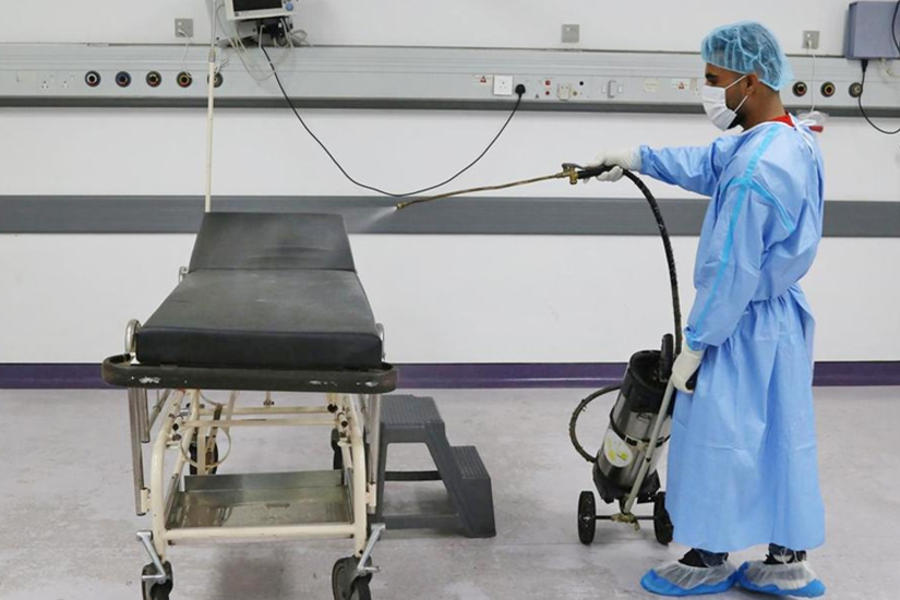 Un trabajador desinfecta una habitación donde los pacientes se someten a testeos de coronavirus, en el Hospital Universitario Rafik Hariri en Beirut. Foto: Reuters.