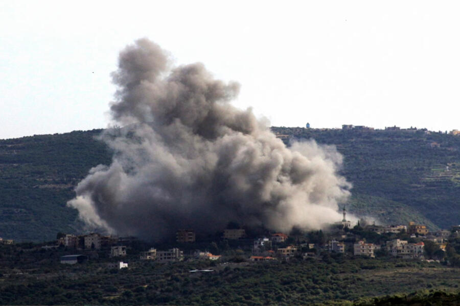 El humo se eleva sobre la aldea de Shihine, en el sur del Líbano, en la frontera con Israel, durante un ataque aéreo israelí el 22 de enero de 2024. Foto: AFP.