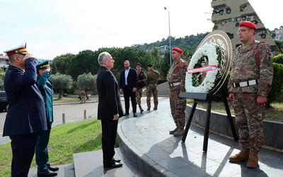 El ministro de Defensa, Maurice Slim, depositó hoy una ofrenda floral en la estatua del príncipe Fakhreddine en Yarzeh con motivo del 80º aniversario de la independencia del Líbano (Foto: NNA)