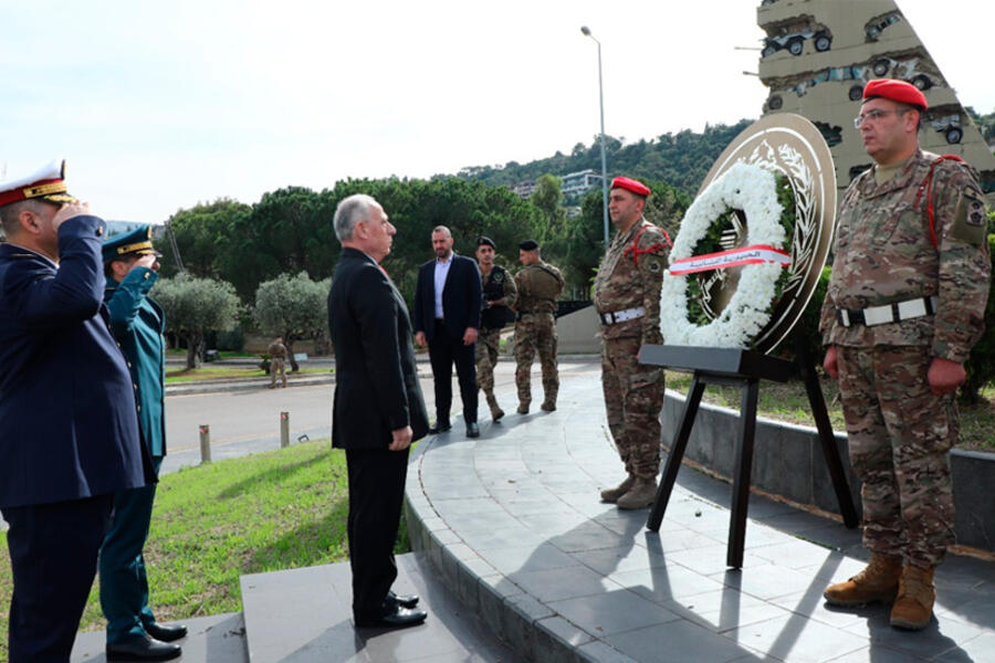 El ministro de Defensa, Maurice Slim, depositó hoy una ofrenda floral en la estatua del príncipe Fakhreddine en Yarzeh con motivo del 80º aniversario de la independencia del Líbano (Foto: NNA)