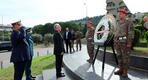 El ministro de Defensa, Maurice Slim, depositó hoy una ofrenda floral en la estatua del príncipe Fakhreddine en Yarzeh con motivo del 80º aniversario de la independencia del Líbano (Foto: NNA)