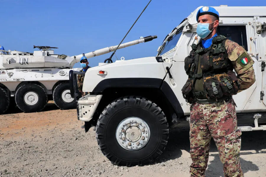 Un miembro italiano del personal de paz de la ONU monta guardia en una ruta en Naqoura, Líbano, el 4 de mayo de 2021. Foto: AP.