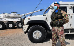 Un miembro italiano del personal de paz de la ONU monta guardia en una ruta en Naqoura, Líbano, el 4 de mayo de 2021. Foto: AP.