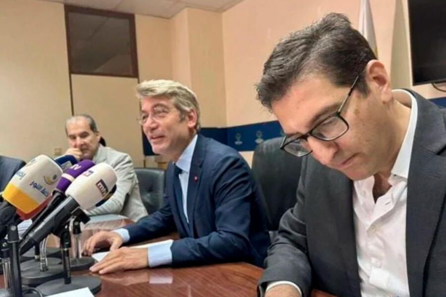 El ministro interino de Energía, Walid Fayad, y el presidente del Centro Libanés para la Conservación de la Energía (LCEC), Pierre Khoury, durante la conferencia de prensa del viernes. Foto: Ministerio de Energía y Agua.
