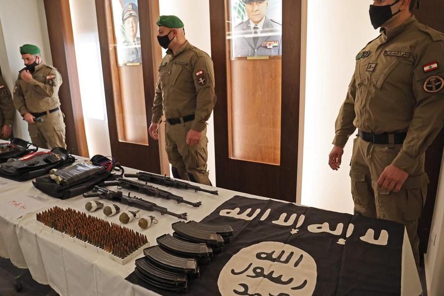 ‎Las FSI muestran armas que el Ministerio del Interior incautó a una red de DAESH que planeaba ataques contra objetivos a sur de Beirut, 23 de febrero. Foto: AFP.