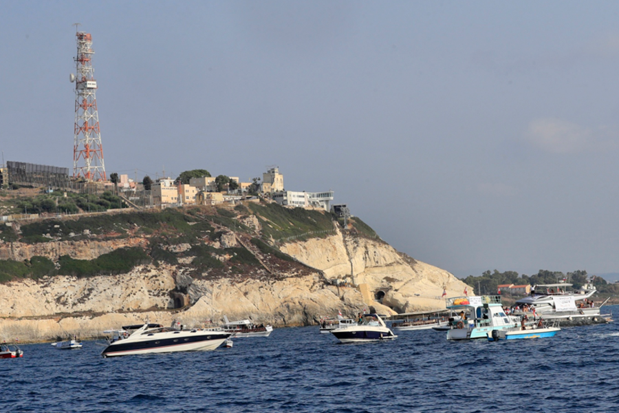 Manifestantes libaneses exigen el derecho a campos de petróleo y gas en el mar Mediterráneo, en Naqoura, Líbano, el 4 de septiembre. Foto: Mohammad Zaatari/AP.