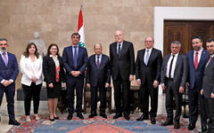 El presidente libanés, Michel Aoun, el primer ministro Najib Mikati y funcionarios se reúnen con una delegación del Fondo Monetario Internacional en el palacio presidencial en Baabda, Líbano, el 7 de abril de 2022.