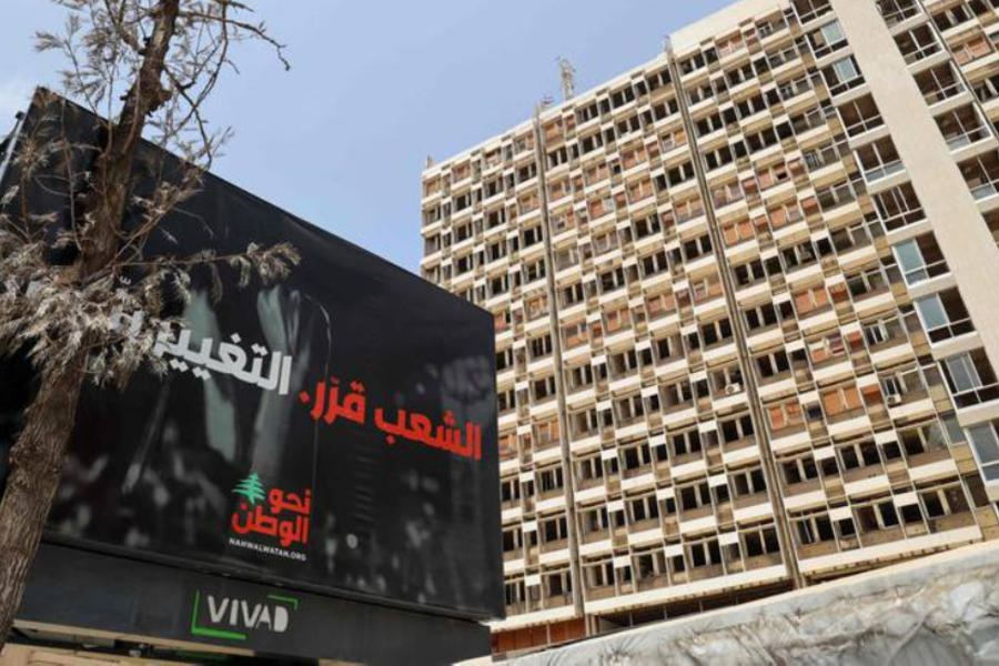 ‎Publicidad electoral antes de las elecciones parlamentarias, junto al edificio Electricite du Liban en Beirut, en mayo. Foto: AFP.