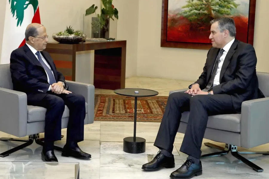 El presidente Michel Aoun (izquierda) reunido con el primer ministro Mustafá Adib en el palacio de Baabda. Foto: AP.