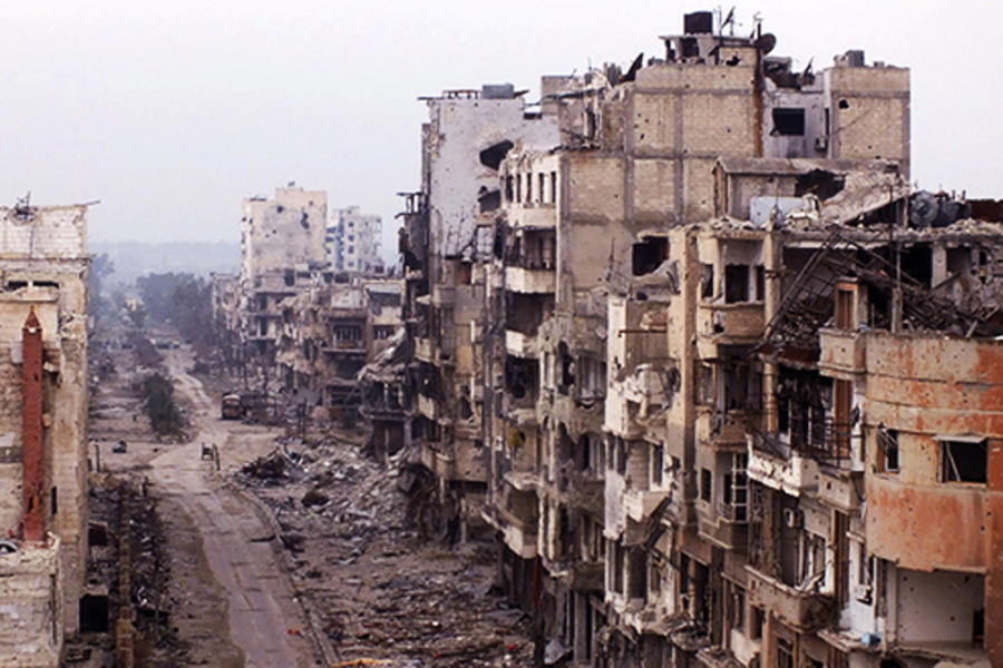 Línea de edificios dañados en una calle de Homs, Siria, 2014, Enero 27 (Foto Yazan Homsy / REUTERS).