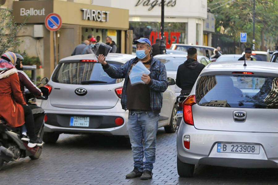 Un vendedor ambulante de máscaras faciales en Beirut, Líbano. Foto: Bilal Hussein/AP.