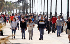 Gente camina por la costa de Beirut, Líbano 10 de mayo de 2020. Foto: AFP.