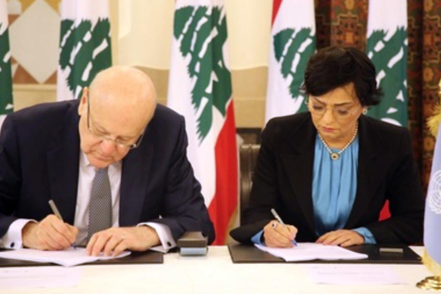 ‎El primer ministro Najib Mikati y la coordinadora humanitaria de la ONU para el Líbano, Najat Rochdi, firmando el Marco de Cooperación para el Desarrollo Sostenible de las Naciones Unidas (UNSDCF) para 2022-2025. Foto: NNA.