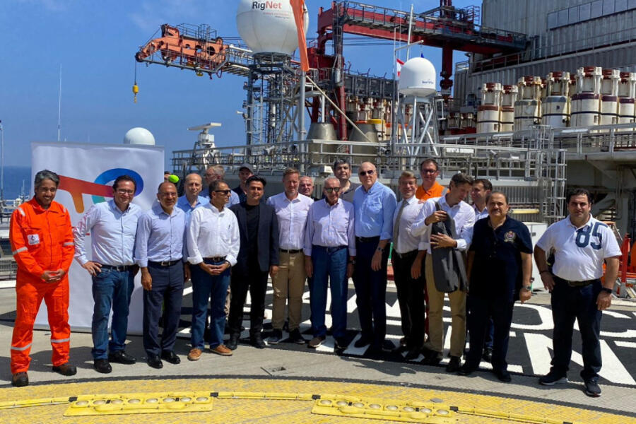El primer ministro del Líbano, Najib Mikati, y el presidente del Parlamento, Nabih Berri, visitaron la plataforma de perforación Transocean Barents, acompañados por los ministros de Obras Públicas y Transporte y Energía, y funcionarios para asistir a una ceremonia para anunciar la exploración. Foto: Twitter.