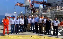 El primer ministro del Líbano, Najib Mikati, y el presidente del Parlamento, Nabih Berri, visitaron la plataforma de perforación Transocean Barents, acompañados por los ministros de Obras Públicas y Transporte y Energía, y funcionarios para asistir a una ceremonia para anunciar la exploración. Foto: Twitter.
