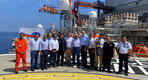 El primer ministro del Líbano, Najib Mikati, y el presidente del Parlamento, Nabih Berri, visitaron la plataforma de perforación Transocean Barents, acompañados por los ministros de Obras Públicas y Transporte y Energía, y funcionarios para asistir a una ceremonia para anunciar la exploración. Foto: Twitter.