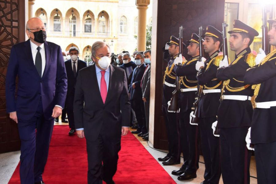 El secretario general de las Naciones Unidas, Antonio Guterres, se reúne con el primer ministro del Líbano, Najib Mikati, en Beirut el 20 de diciembre de 2021. Foto: Reuters.