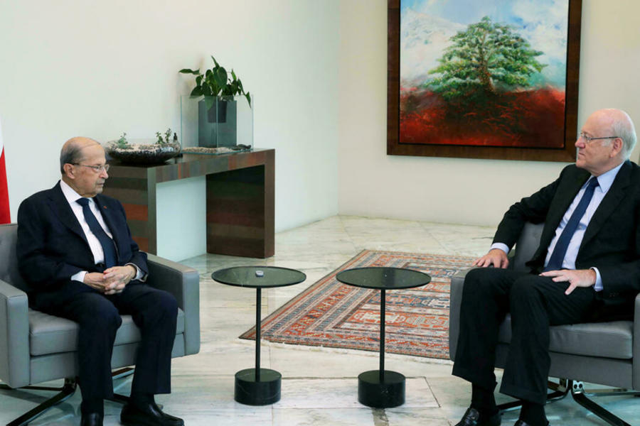 El presidente de Líbano, Michel Aoun (izq) se reúne con el primer ministro designado Najib Mikati en el palacio presidencial en Baabda, el 26 de julio de 2021. Foto: AFP.