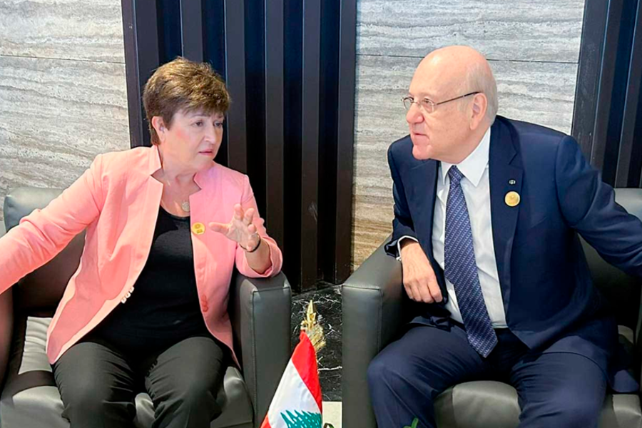 El primer ministro interino del Líbano, Najib Mikati (derecha), hablando con la directora gerente del Fondo Monetario Internacional, Kristalina Georgieva, en Egipto al margen de la COP 27 el 7 de noviembre de 2022. Foto: Twitter.