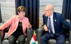 El primer ministro interino del Líbano, Najib Mikati (derecha), hablando con la directora gerente del Fondo Monetario Internacional, Kristalina Georgieva, en Egipto al margen de la COP 27 el 7 de noviembre de 2022. Foto: Twitter.