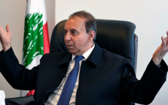 Issam Sharafeddine, ministro interino de los Desplazados del Líbano, habla durante una entrevista con The Associated Press, en su oficina del ministerio en Beirut, Líbano, el miércoles 6 de julio de 2022. Foto: AP.