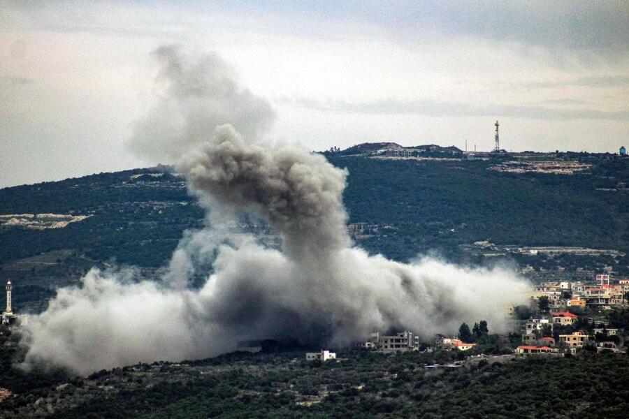 El humo se eleva después de un ataque aéreo israelí contra una aldea en el sur del Líbano. Foto: AFP.