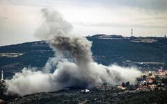 El humo se eleva después de un ataque aéreo israelí contra una aldea en el sur del Líbano. Foto: AFP.