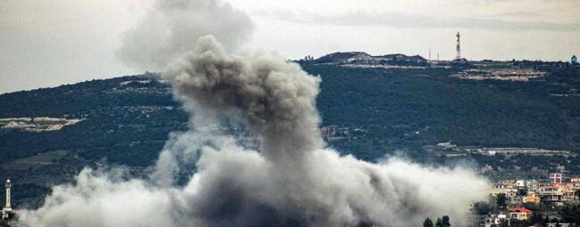 El humo se eleva después de un ataque aéreo israelí contra una aldea en el sur del Líbano. Foto: AFP.