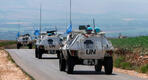 Los vehículos de las fuerzas de mantenimiento de la paz de la ONU (FPNUL) conducen en la aldea libanesa de Wazzani, cerca de la frontera con Israel, en el sur del Líbano, el 6 de julio de 2023. Foto: Aziz Taher, Reuters.