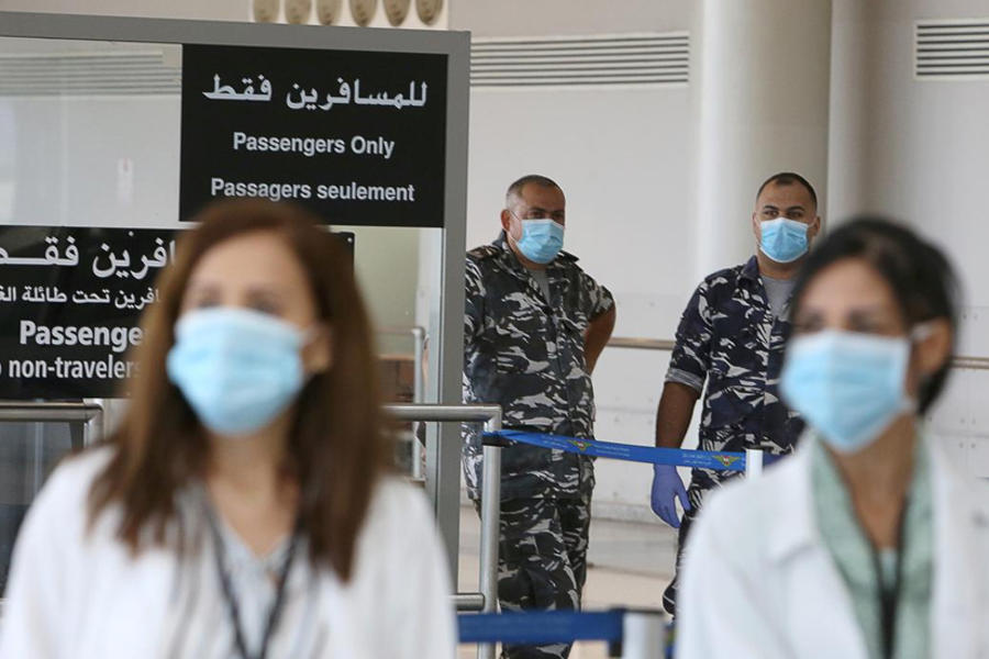 Trabajadores de salud y miembros de la Fuerzas de Seguridad Interna dentro del aeropuerto internacional de Beirut en el primer día de reapertura tras el brote de coronavirus, en Beirut, Líbano, 1 de julio de 2020. AFP.