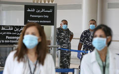 Trabajadores de salud y miembros de la Fuerzas de Seguridad Interna dentro del aeropuerto internacional de Beirut en el primer día de reapertura tras el brote de coronavirus, en Beirut, Líbano, 1 de julio de 2020. AFP.