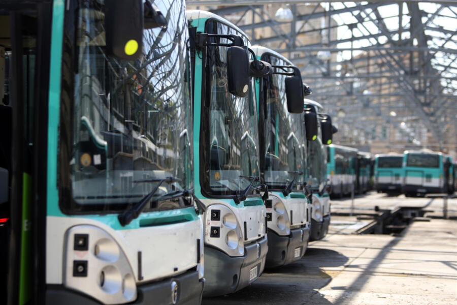 Nuevos autobuses públicos recorren las calles de Beirut