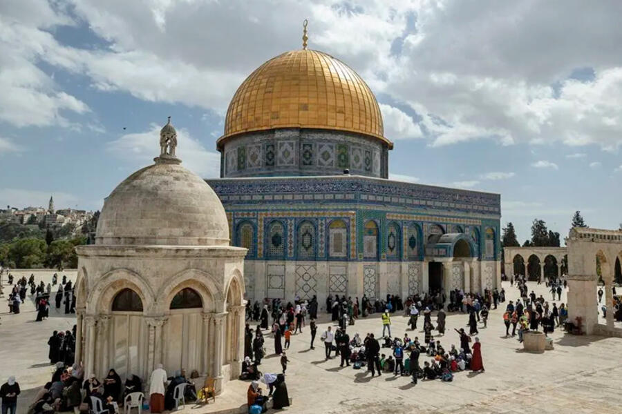 Los palestinos recorrre el complejo al-Aqsa antes del mes de Ramadán en Jerusalén. Foto: Anadolu.