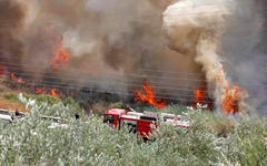 Bomberos llegan para extinguir un incendio en Sidón, 31 de agosto de 2020 (Foto: Mohammed Zaatari)